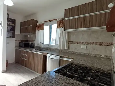 Casa 5 ambientes con 3 baños