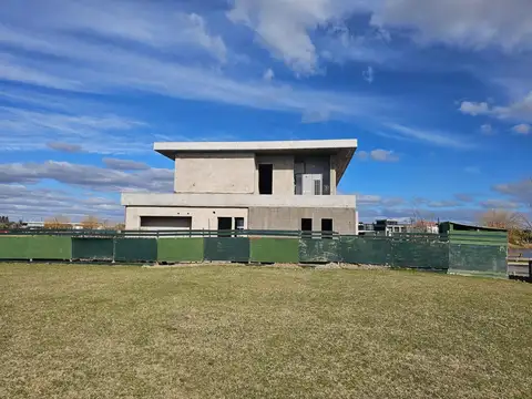 Casa en venta de 4 o 5 dormitorios en Virazón, Nordelta, con costa de más de 180 grados a la laguna