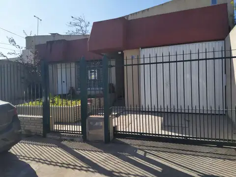 Casa amplia con pileta en muy buena ubicacion 
