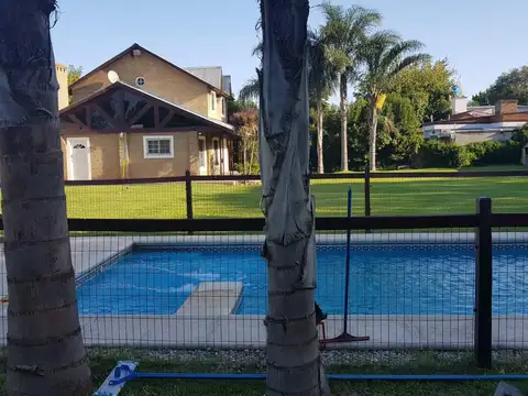 Casa en  venta en la mejor zona de Funes con pileta y terreno impresionante !