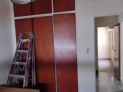 edificio, local y dos departamentos de 3 y 4 amb y lote 200