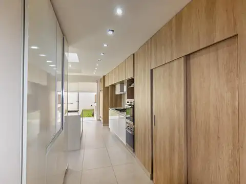 Espectacular casa, 5 dormitorios, jardin, Barrio Martín, Rosario, Venta