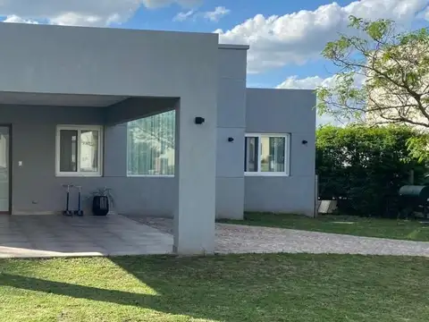 Casa  en Venta en Santa Guadalupe, Pilar del Este, Pilar