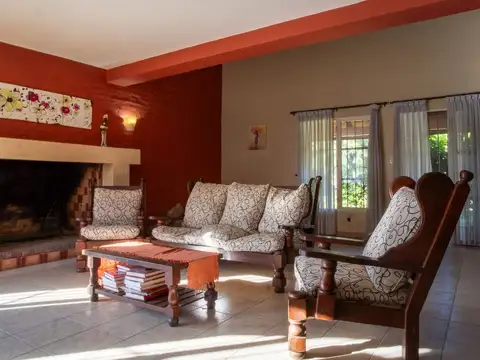 CASA 6 AMBIENTES EN VENTA EN MORENO PARQUE PISCINA