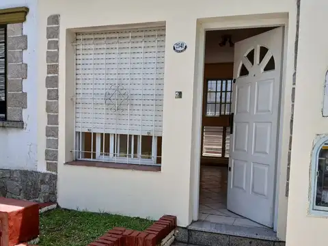 Departamento tipo casa en alquiler en Castelar Sur