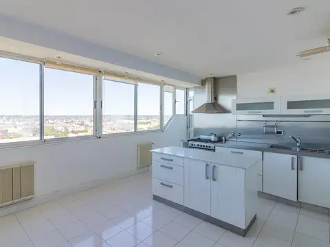 Penthouse único, doble piso frente al mar y al Golf de Playa Grande.