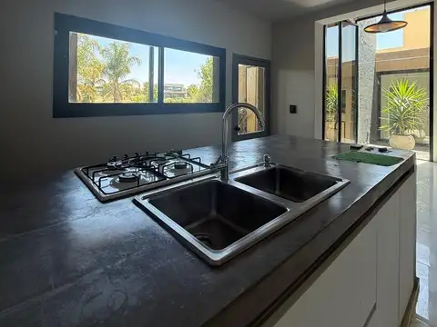 Casa 4 ambientes con 3 baños