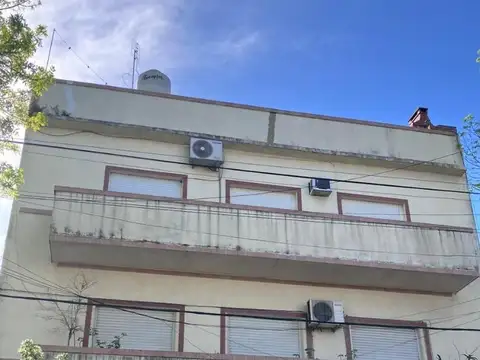 PISO DE 3 AMBIENTES CON PATIO GRANDE Y BALCON