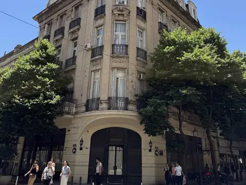 Amplísima oficina con patio de uso exclusivo. Gran presencia.