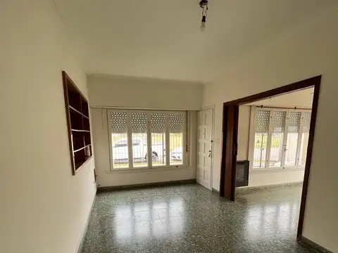 CASA 3 DORM. - 2 BAÑOS - AMPLIO GALPON - LOBOS