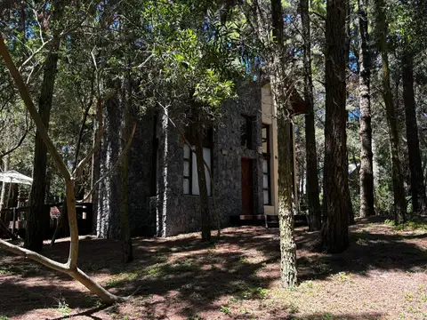 Casa para 7 pasajeros sobre amplio bosque propio