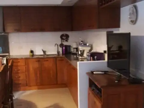 CASA EN VENTA EN QUILMES, DE EXCELENTE CONSTRUCCIÓN CON COCHERA