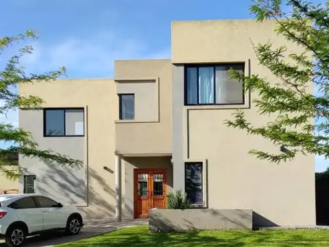 Libertad al 310 El Cantón