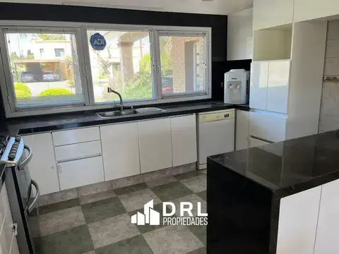 Casa en Alquiler con 6 cocheras