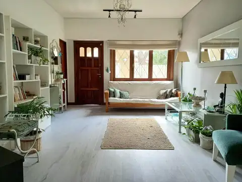 EXCELENTE CASA 4AMB CON PATIO Y COCHERA. ESCUCHA OFERTA.