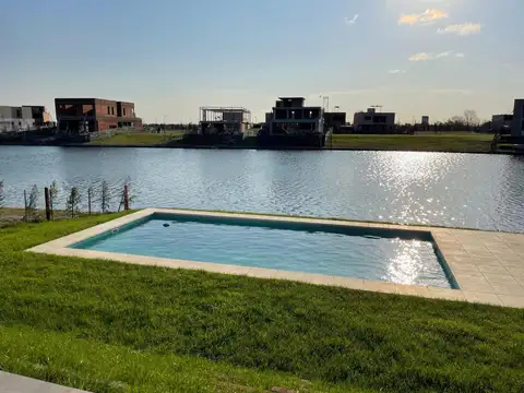 Casa en venta a la laguna en Los Carpinchos, Nordelta