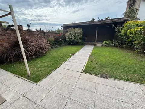 Casa 5 ambientes jardín. - Olivos.