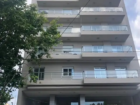 EXCELENTE MONOAMBIENTE CON COCHERA CUBIERTA