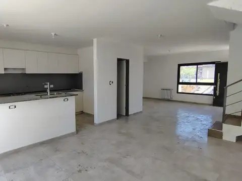 VENTA DUPLEX DE TRES DORMITORIOS EN DOCTA