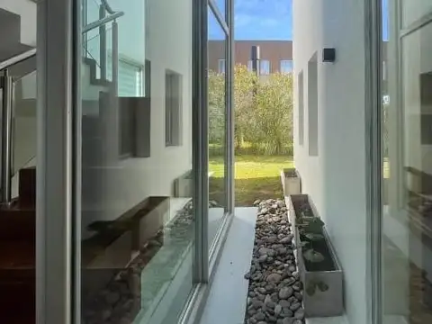 Casa 6 ambientes con 5 baños