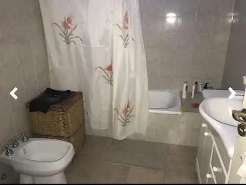 Casa 3 ambientes con entrada auto reciclada a nuevo Berazategui centro