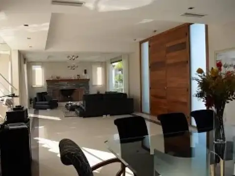 IMPACTANTE CASA DE GRAN CATEGORIA, 4 DORM EN SUITE