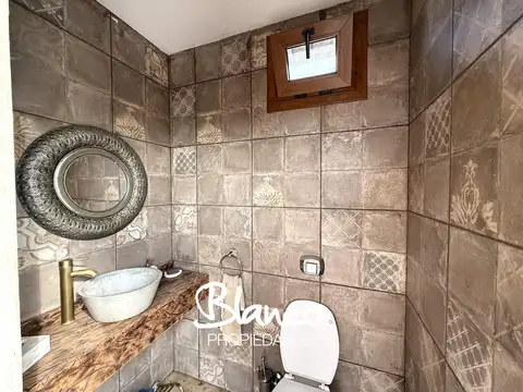 Casa 8 ambientes con 5 baños