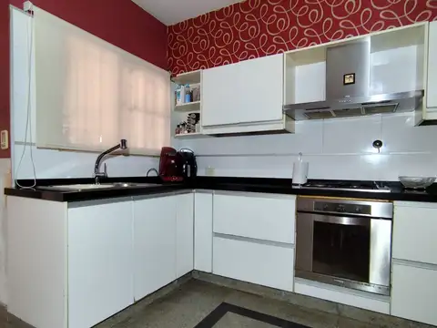 CASA EN VENTA DE 4 AMBIENTES EN MORON (NORTE) CON COCHERA CUBIERTA Y PATIO