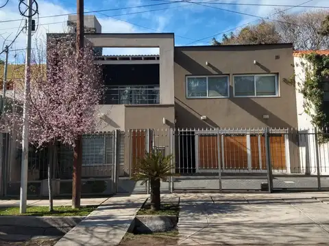 Casa en venta - 4 Dormitorios 4 Baños - San Rafael