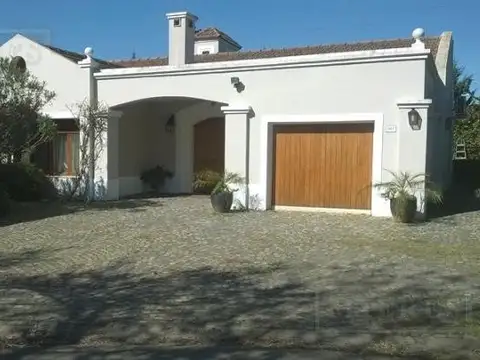Impecable casa en venta con renta en Tortugas CC