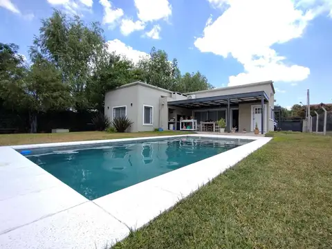 Venta. Casa 3 Ambientes. Con Galería Semicubierta Y Pileta. Parque Sakura