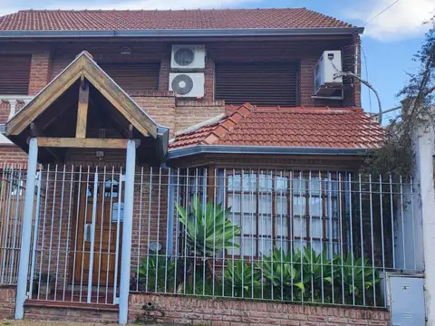 Importante Chalet 5 ambientes, cochera para 3 autos, patio.