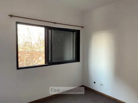 Departamento 2 ambientes al frente sobre calle Urquiza