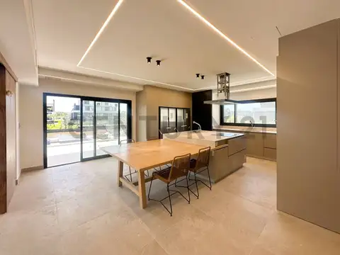 Casa 8 ambientes con 6 baños