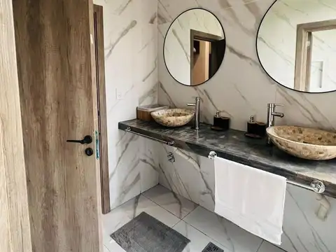 Casa en Venta con 3 cocheras