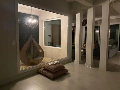 Casa en Venta con 5 cocheras