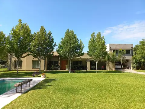 SE VENDE CASA NIV EJECUTIVO B°LOS LAPACH FM ESQUIU