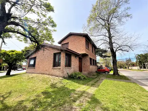 Esplendida casa en venta de 4 ambientes en Ranelagh excelente ubicación.