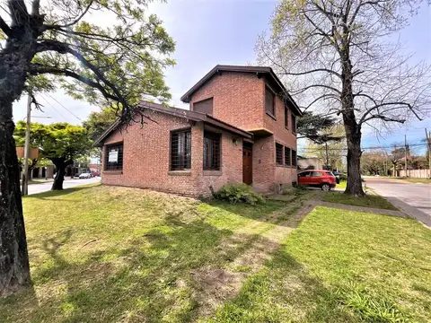 Esplendida casa en venta de 4 ambientes en Ranelagh excelente ubicación.