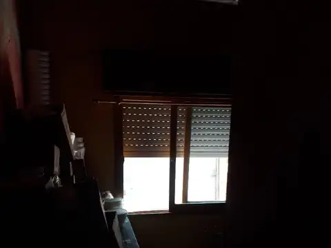 EXCELENTE CASA CON  DOS LOCALES AL FRENTE  