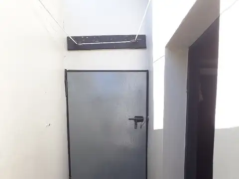 EXCELENTE CASA CON  DOS LOCALES AL FRENTE  