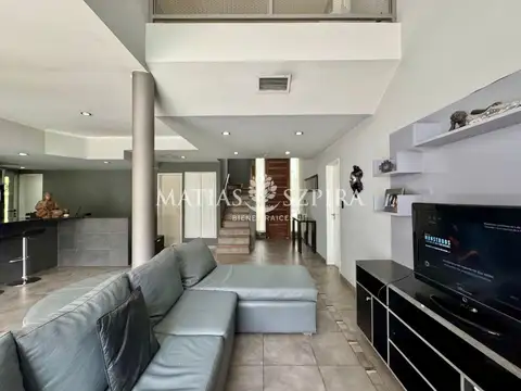 Casa en Venta con 2 cocheras