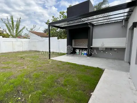 Casa 4 ambientes con 2 baños