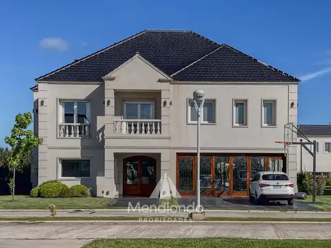 Casa 5 amb con piscina y cochera triple en Barrio Privado Tierras del Mar