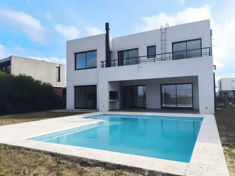 Casa en Venta con 3 cocheras