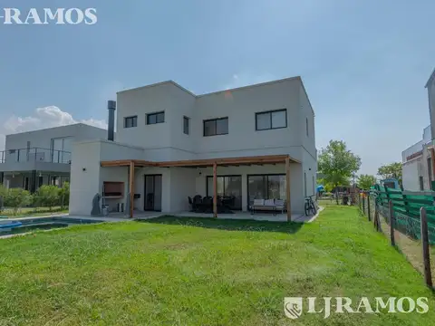 Casa en Alquiler con 2 cocheras