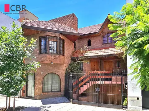 Excelente Casa en 3 Plantas con Jardín de 8.66 x 12 - Muy Luminosa!