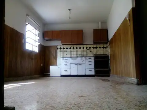 CASA EN VENTA EN LOTE PROPIO - A REFACCIONAR - CON PATIO JAR