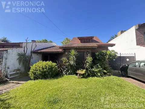 Casa de ciento ambientes en venta. Castelar Sur