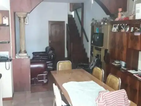 CASA 7 AMBIENTES CON 3 COCHERAS